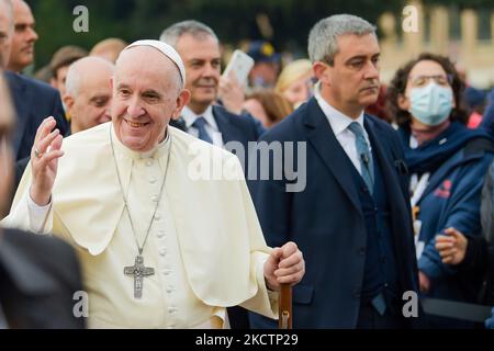 Il Santo Padre visita Santa Maria degli Angeli in occasione della Giornata dei poveri, incontrando 500 senzatetto provenienti da tutto il mondo e ascoltando le loro testimonianze, il 12 novembre 2021 ad Assisi. (Foto di Riccardo Fabi/NurPhoto) Foto Stock