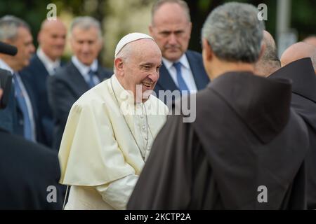 Il Santo Padre visita Santa Maria degli Angeli in occasione della Giornata dei poveri, incontrando 500 senzatetto provenienti da tutto il mondo e ascoltando le loro testimonianze, il 12 novembre 2021 ad Assisi. (Foto di Riccardo Fabi/NurPhoto) Foto Stock