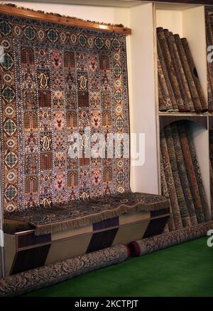 Showroom presso un emporio di tappeti Kashmiri che mostra tappeti Kashmir intricati e annodati a mano a Srinagar, Kashmir, India. (Foto di Creative Touch Imaging Ltd./NurPhoto) Foto Stock