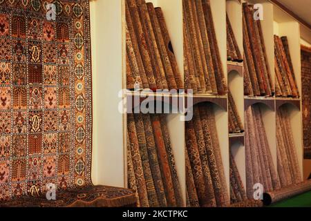 Showroom presso un emporio di tappeti Kashmiri che mostra tappeti Kashmir intricati e annodati a mano a Srinagar, Kashmir, India. (Foto di Creative Touch Imaging Ltd./NurPhoto) Foto Stock