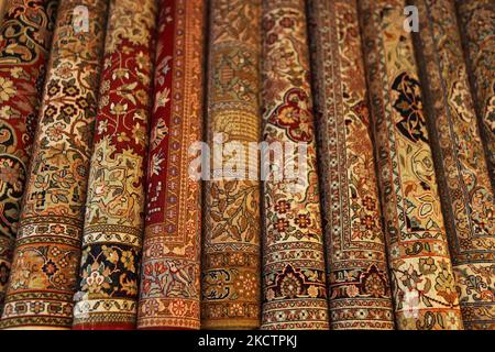 Showroom presso un emporio di tappeti Kashmiri che mostra tappeti Kashmir intricati e annodati a mano a Srinagar, Kashmir, India. (Foto di Creative Touch Imaging Ltd./NurPhoto) Foto Stock