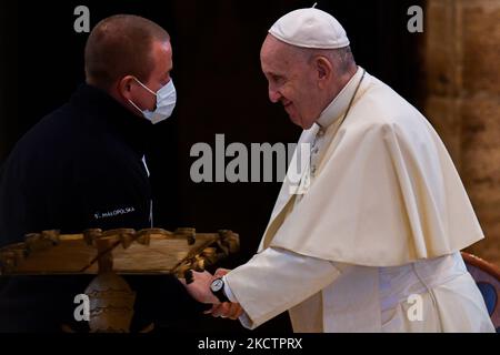 Papa Francesco partecipa all'incontro con i poveri nella Basilica di Santa Maria degli Angeli, vicino Assisi, il 12 novembre 2021. Papa Francesco si recò ad Assisi il 12 novembre per un incontro privato con i poveri, in preparazione alla Giornata Mondiale dei poveri. (Foto di Riccardo Fabi/NurPhoto) Foto Stock