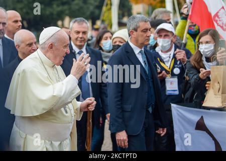 Papa Francesco partecipa all'incontro con i poveri nella Basilica di Santa Maria degli Angeli, vicino Assisi, il 12 novembre 2021. Papa Francesco si recò ad Assisi il 12 novembre per un incontro privato con i poveri, in preparazione alla Giornata Mondiale dei poveri. (Foto di Riccardo Fabi/NurPhoto) Foto Stock