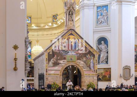 Papa Francesco partecipa all'incontro con i poveri nella Basilica di Santa Maria degli Angeli, vicino Assisi, il 12 novembre 2021. Papa Francesco si recò ad Assisi il 12 novembre per un incontro privato con i poveri, in preparazione alla Giornata Mondiale dei poveri. (Foto di Riccardo Fabi/NurPhoto) Foto Stock