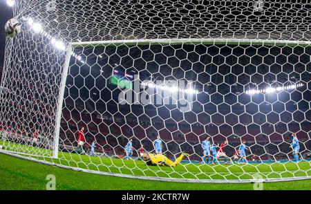 Il portiere di San Marino Elia Benedettini ottiene il suo primo gol dal Team Hungary durante la gara di qualificazione della Coppa del mondo 2022 a Puskás Aréna il 12 novembre 2021 a Budapest, Ungheria. (Foto di Robert Szaniszló/NurPhoto) Foto Stock