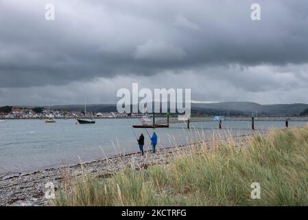 Due pescatori sul fiume Conwy in un giorno di ottobre piovoso nel Galles del Nord. Deganwy attraverso l'acqua. Foto Stock