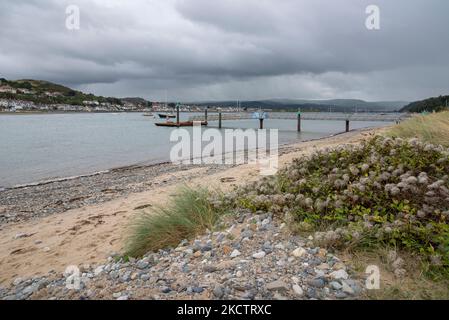 Giornata piovosa accanto al fiume Conwy a 'The Beacons' con Deganwy attraverso l'acqua, Galles del Nord. Foto Stock