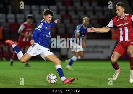 Il Jamie Bowden di Oldham Athletic segna il primo goal del gioco durante la partita della Sky Bet League 2 tra Exeter City e Oldham Athletic a St James' Park, Exeter, sabato 13th novembre 2021. (Foto di Eddie Garvey/MI News/NurPhoto) Foto Stock