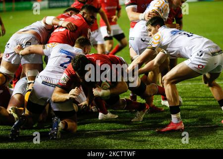 Gary Graham di Newcastle Falcons segna il tardivo clincher durante la premiership Cup match tra Newcastle Falcons e London Wasps a Kingston Park, Newcastle, sabato 13th novembre 2021. (Foto di Chris Lishman/MI News/NurPhoto) Foto Stock