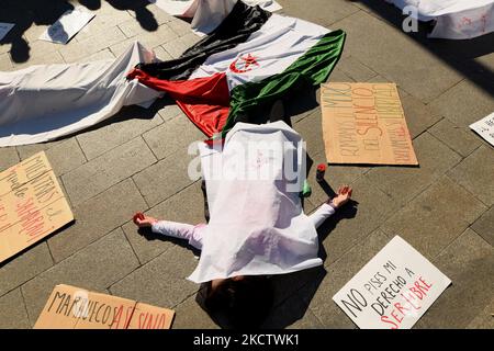 Migliaia di persone scendono per le strade di Madrid per chiedere l'autodeterminazione del Sahara occidentale a Madrid il 13rd novembre 2021. (Foto di Juan Carlos Lucas/NurPhoto) Foto Stock