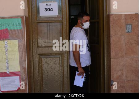 Le persone votano alle elezioni legislative di medio termine a Buenos Aires, Argentina, domenica 14 novembre 2021. (Foto di Mario De Fina/NurPhoto) Foto Stock