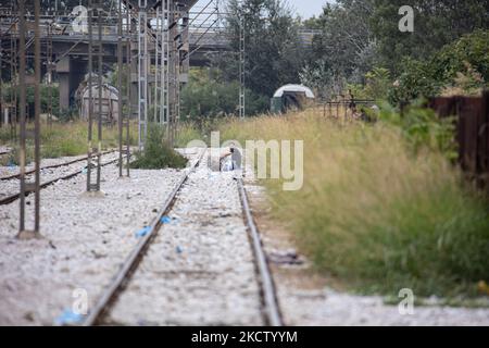 Un richiedente asilo con le sue borse imballate in attesa del prossimo treno verso l'Europa. Rifugiati e migranti sono visti al bivio ferroviario e le vecchie carrozze abbandonate che vivono e dormono temporaneamente a Dialogi vicino a Salonicco. I richiedenti asilo provenienti per lo più dall'Afghanistan aspettano che i treni merci salgano e si dirigano verso Idomeni, che conduce alla Macedonia settentrionale e alla Serbia, seguendo la rotta balcanica per l'Europa. La maggior parte di loro ha camminato dalla Turchia verso la Grecia o alcuni trafficanti usati con le automobili. Salonicco Grecia il 6 novembre 2021 (Foto di Nicolas Economou/NurPhoto) Foto Stock