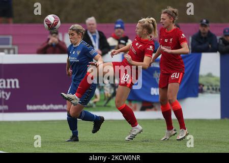 Abby Holmes di Durham Women in azione con Ceri Holland e Yana Daniels di Liverpool durante la partita di fa Women's Championship tra Durham Women FC e Liverpool al Maiden Castle di Durham City domenica 14th novembre 2021. (Foto di Mark Fletcher/MI News/NurPhoto) Foto Stock