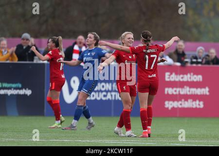 Melissa Lawley e Carla Humphrey di Liverpool festeggiano al fischio finale durante la partita del Campionato delle Donne fa tra il Durham Women FC e Liverpool al Maiden Castle di Durham City domenica 14th novembre 2021. (Foto di Mark Fletcher/MI News/NurPhoto) Foto Stock