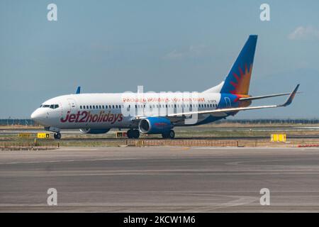 Jet2 Boeing 737-800 come visto tassare in aeroporto internazionale di Salonicco Makedonia SKG LGTS da una finestra di aereo. L'aereo B738 di 22 anni ha la registrazione G-DRTB e il logo di jet2holidays una filiale di Jet2.com LS EXS, la compagnia aerea britannica low-cost per il tempo libero con voli charter e di linea dal Regno Unito con una flotta di 90 aerei. Grecia un paese che dipende dal turismo, l'industria dei viaggi e dell'aviazione aveva aumentato gli arrivi internazionali nella stagione estiva 2021 per le vacanze rispetto al 2020, cercando di rimbalzare gli effetti della pandemia di Coronavirus Covid-19 in t Foto Stock