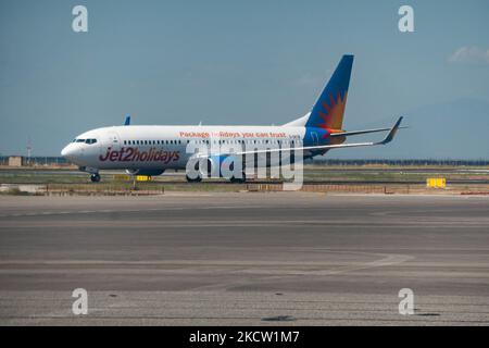 Jet2 Boeing 737-800 come visto tassare in aeroporto internazionale di Salonicco Makedonia SKG LGTS da una finestra di aereo. L'aereo B738 di 22 anni ha la registrazione G-DRTB e il logo di jet2holidays una filiale di Jet2.com LS EXS, la compagnia aerea britannica low-cost per il tempo libero con voli charter e di linea dal Regno Unito con una flotta di 90 aerei. Grecia un paese che dipende dal turismo, l'industria dei viaggi e dell'aviazione aveva aumentato gli arrivi internazionali nella stagione estiva 2021 per le vacanze rispetto al 2020, cercando di rimbalzare gli effetti della pandemia di Coronavirus Covid-19 in t Foto Stock