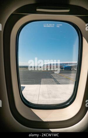 Jet2 Boeing 737-800 come visto tassare in aeroporto internazionale di Salonicco Makedonia SKG LGTS da una finestra di aereo. L'aereo B738 di 22 anni ha la registrazione G-DRTB e il logo di jet2holidays una filiale di Jet2.com LS EXS, la compagnia aerea britannica low-cost per il tempo libero con voli charter e di linea dal Regno Unito con una flotta di 90 aerei. Grecia un paese che dipende dal turismo, l'industria dei viaggi e dell'aviazione aveva aumentato gli arrivi internazionali nella stagione estiva 2021 per le vacanze rispetto al 2020, cercando di rimbalzare gli effetti della pandemia di Coronavirus Covid-19 in t Foto Stock
