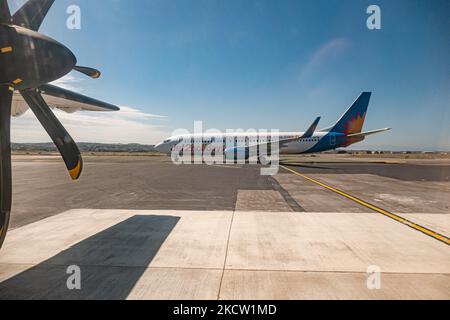 Jet2 Boeing 737-800 come visto tassare in aeroporto internazionale di Salonicco Makedonia SKG LGTS da una finestra di aereo. L'aereo B738 di 22 anni ha la registrazione G-DRTB e il logo di jet2holidays una filiale di Jet2.com LS EXS, la compagnia aerea britannica low-cost per il tempo libero con voli charter e di linea dal Regno Unito con una flotta di 90 aerei. Grecia un paese che dipende dal turismo, l'industria dei viaggi e dell'aviazione aveva aumentato gli arrivi internazionali nella stagione estiva 2021 per le vacanze rispetto al 2020, cercando di rimbalzare gli effetti della pandemia di Coronavirus Covid-19 in t Foto Stock