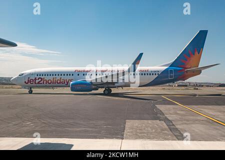 Jet2 Boeing 737-800 come visto tassare in aeroporto internazionale di Salonicco Makedonia SKG LGTS da una finestra di aereo. L'aereo B738 di 22 anni ha la registrazione G-DRTB e il logo di jet2holidays una filiale di Jet2.com LS EXS, la compagnia aerea britannica low-cost per il tempo libero con voli charter e di linea dal Regno Unito con una flotta di 90 aerei. Grecia un paese che dipende dal turismo, l'industria dei viaggi e dell'aviazione aveva aumentato gli arrivi internazionali nella stagione estiva 2021 per le vacanze rispetto al 2020, cercando di rimbalzare gli effetti della pandemia di Coronavirus Covid-19 in t Foto Stock