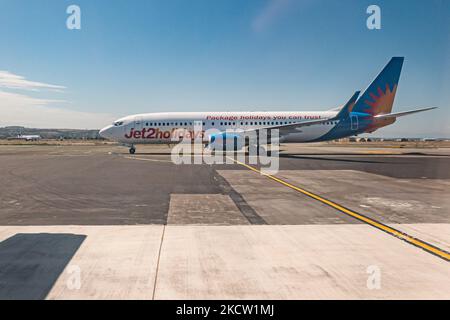 Jet2 Boeing 737-800 come visto tassare in aeroporto internazionale di Salonicco Makedonia SKG LGTS da una finestra di aereo. L'aereo B738 di 22 anni ha la registrazione G-DRTB e il logo di jet2holidays una filiale di Jet2.com LS EXS, la compagnia aerea britannica low-cost per il tempo libero con voli charter e di linea dal Regno Unito con una flotta di 90 aerei. Grecia un paese che dipende dal turismo, l'industria dei viaggi e dell'aviazione aveva aumentato gli arrivi internazionali nella stagione estiva 2021 per le vacanze rispetto al 2020, cercando di rimbalzare gli effetti della pandemia di Coronavirus Covid-19 in t Foto Stock