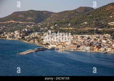 Vista panoramica della città di Samos, un porto marino naturale, la città portuale e la capitale dell'isola di Samos e l'unità regionale conosciuta anche come Vathy, il vecchio nome. Samos città è stato costruito a metà del 18th ° secolo come il porto di Vathy e ha una popolazione di 8100 abitanti. Nei tempi antichi, Samos era una città-stato particolarmente ricca e potente, conosciuta per i suoi vigneti e la sua produzione vinicola, mentre oggi l'economia samiana si affida all'agricoltura e all'industria turistica. Samos è il luogo di nascita del filosofo greco e matematico Pitagora. Isola di Samos, Grecia il 21 settembre 2021 (Foto di Nicolas Eco Foto Stock
