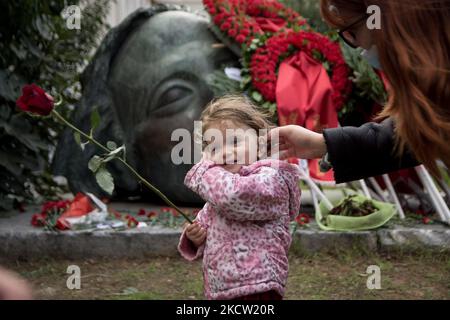 Una bambina tiene un garofano vicino a un monumento all'interno del Politecnico di Atene, per celebrare il 48th° anniversario di una rivolta studentesca del 1973 contro la giunta militare che governava il paese all'epoca ad Atene, in Grecia, il 16 novembre 2021. (Foto di Nikolas Kokovlis/NurPhoto) Foto Stock