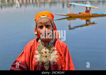Kashmiri donna musulmana vestita in fineria tradizionale con dal Lake visto sullo sfondo a Srinagar, Kashmir, India. (Foto di Creative Touch Imaging Ltd./NurPhoto) Foto Stock