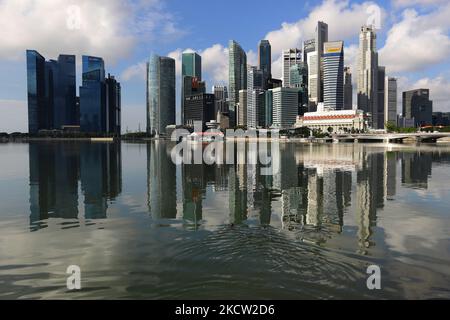 Un bevy di lontre rivestite lisce nuotano verso lo skyline della città a Marina Bay il 17 novembre 2021 a Singapore. Le lontre selvatiche stanno tornando allo stato urbano della città, con il crescente numero di animali marini che suscita preoccupazioni per la sovrappopolazione. (Foto di Suhaimi Abdullah/NurPhoto) Foto Stock