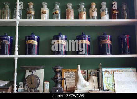 Il Niagara Apothecary è un autentico restauro museale di una farmacia del 1869 come parte di una pratica che operò a Niagara-on-the-Lake, Ontario, Canada dal 1820 al 1964. Qui sono illustrati i vasetti blu cobalto smaltati e i vasetti di vetro soffiato a mano che contengono gli ingredienti per fare i rimedi e le bilance per pesare le sostanze e il macinacaffè per schiacciare gli ingredienti. (Foto di Creative Touch Imaging Ltd./NurPhoto) Foto Stock