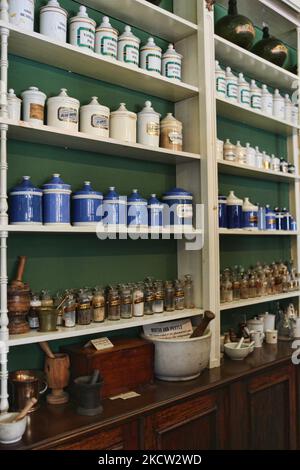 Il Niagara Apothecary è un autentico restauro museale di una farmacia del 1869 come parte di una pratica che operò a Niagara-on-the-Lake, Ontario, Canada dal 1820 al 1964. Qui sono raffigurati i vasi blu e bianco smaltati e i vasi di vetro soffiato a mano che contengono gli ingredienti per fare i rimedi e mortaio e pestelli per schiacciare gli ingredienti. (Foto di Creative Touch Imaging Ltd./NurPhoto) Foto Stock