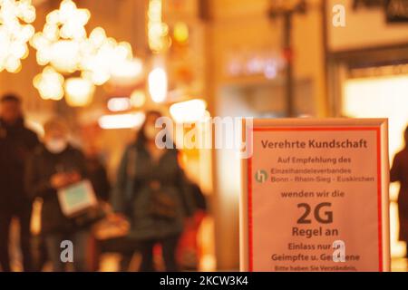 2G segno è visto di fronte a un negozio nel centro della città di Bonn, Germania il 17 novembre 2021 come la città impone 2G regola ( vaccinato e recuperato ) che significa che solo i visitatori hanno una prova di completamente vaccinato o recuperato consentire di visitare il mercato di Natale (Foto di Ying Tang/NurPhoto) Foto Stock