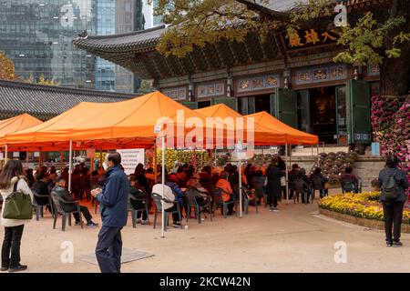 I sudcoreani pregano per i loro figli per ottenere un buon risultato del College Scholastic ability Test al tempio buddista di Chogey il 18 novembre 2021 a Seoul, Corea del Sud. Il College Scholastic ability Test (CSAT) è il più importante test accademico annuale del paese. (Foto di Chris Jung/NurPhoto) Foto Stock