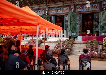 I sudcoreani pregano per i loro figli per ottenere un buon risultato del College Scholastic ability Test al tempio buddista di Chogey il 18 novembre 2021 a Seoul, Corea del Sud. Il College Scholastic ability Test (CSAT) è il più importante test accademico annuale del paese. (Foto di Chris Jung/NurPhoto) Foto Stock