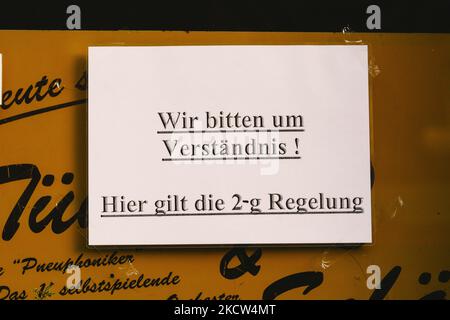 Un segno di ' si prega di capire qui seguire 2G regola ' è visto sulla finestra di un pub a Colonia, Germania il 18 novembre 2021 (Foto di Ying Tang/NurPhoto) Foto Stock