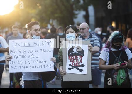 Le persone si riuniscono durante una protesta per chiedere giustizia dopo l'assassinio di Lucas Gonzalez, un giocatore di 17 anni di Barracas Central, ucciso dalla polizia cittadina, a Buenos Aires, Argentina, il 18 novembre 2021. (Foto di MatÃ­as Baglietto/NurPhoto) Foto Stock