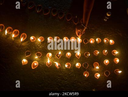 Dev Deepawali Festival a Kolkata, India, 19 novembre 2021. Dev Deepawali è il festival di Kartik Purnima, celebrato a Varanasi, in India. Si celebra dopo 15 giorni di Diwali Festival. La gente si accende le lampade di terra su tutti i ghats del fiume Ganga durante il festival Dev Deepawali in India. (Foto di Indranil Aditya/NurPhoto) Foto Stock