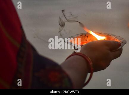 Dev Deepawali Festival a Kolkata, India, 19 novembre 2021. Dev Deepawali è il festival di Kartik Purnima, celebrato a Varanasi, in India. Si celebra dopo 15 giorni di Diwali Festival. La gente si accende le lampade di terra su tutti i ghats del fiume Ganga durante il festival Dev Deepawali in India. (Foto di Indranil Aditya/NurPhoto) Foto Stock