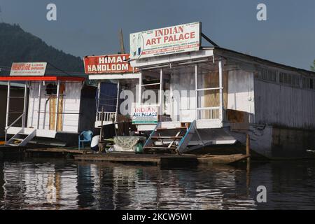 Negozi galleggianti in case galleggianti sul lago dal a Srinagar, Kashmir, India, il 26 giugno 2010. (Foto di Creative Touch Imaging Ltd./NurPhoto) Foto Stock