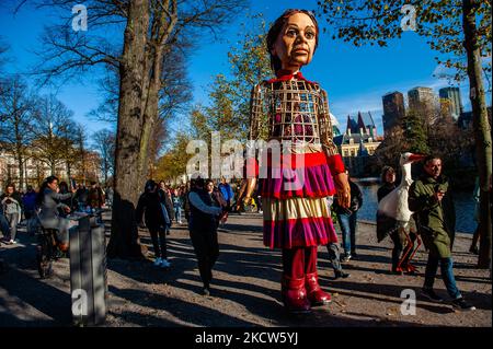 Durante la sua visita all'Aia, la gente sta scattando foto di Little Amal per attirare l'attenzione in tutta Europa sulla situazione dei giovani rifugiati fuggiti dalla Siria, il 19th novembre 2021. (Foto di Romy Arroyo Fernandez/NurPhoto) Foto Stock