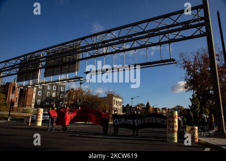 I dimostranti del cambiamento climatico bloccano l'ingresso dell'Interstate i-395 a Washington, D.C. il 19 novembre 2021 (Foto di Bryan Olin Dozier/NurPhoto) Foto Stock