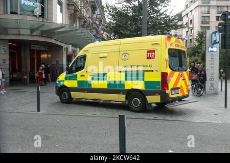 Ambulanza con l'iscrizione Pompiers Bruxelles - Servizio medico di emergenza arriva nella scena dell'incidente nel centro di Bruxelles. 112 è il numero unico europeo di emergenza per un'emergenza medica, un incendio, ecc. gratuitamente. Bruxelles, Belgio il 19 novembre 2021 (Foto di Nicolas Economou/NurPhoto) Foto Stock