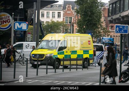 Ambulanza con l'iscrizione Pompiers Bruxelles - Servizio medico di emergenza arriva nella scena dell'incidente nel centro di Bruxelles. 112 è il numero unico europeo di emergenza per un'emergenza medica, un incendio, ecc. gratuitamente. Bruxelles, Belgio il 19 novembre 2021 (Foto di Nicolas Economou/NurPhoto) Foto Stock