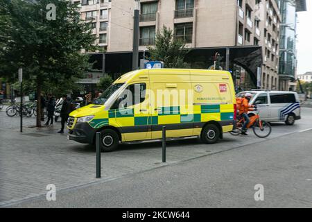 Ambulanza con l'iscrizione Pompiers Bruxelles - Servizio medico di emergenza arriva nella scena dell'incidente nel centro di Bruxelles. 112 è il numero unico europeo di emergenza per un'emergenza medica, un incendio, ecc. gratuitamente. Bruxelles, Belgio il 19 novembre 2021 (Foto di Nicolas Economou/NurPhoto) Foto Stock