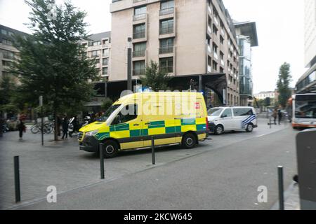 Ambulanza con l'iscrizione Pompiers Bruxelles - Servizio medico di emergenza arriva nella scena dell'incidente nel centro di Bruxelles. 112 è il numero unico europeo di emergenza per un'emergenza medica, un incendio, ecc. gratuitamente. Bruxelles, Belgio il 19 novembre 2021 (Foto di Nicolas Economou/NurPhoto) Foto Stock