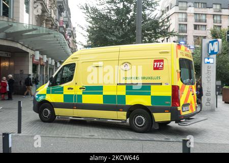 Ambulanza con l'iscrizione Pompiers Bruxelles - Servizio medico di emergenza arriva nella scena dell'incidente nel centro di Bruxelles. 112 è il numero unico europeo di emergenza per un'emergenza medica, un incendio, ecc. gratuitamente. Bruxelles, Belgio il 19 novembre 2021 (Foto di Nicolas Economou/NurPhoto) Foto Stock