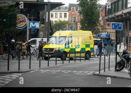 Ambulanza con l'iscrizione Pompiers Bruxelles - Servizio medico di emergenza arriva nella scena dell'incidente nel centro di Bruxelles. 112 è il numero unico europeo di emergenza per un'emergenza medica, un incendio, ecc. gratuitamente. Bruxelles, Belgio il 19 novembre 2021 (Foto di Nicolas Economou/NurPhoto) Foto Stock