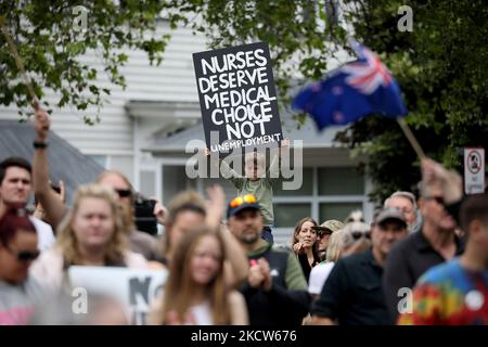 La gente partecipa a una marcia di protesta organizzata dalla Freedom and Rights Coalition per chiedere la fine delle restrizioni del Covid-19 e della vaccinazione obbligatoria a Christchurch, Nuova Zelanda, il 20 novembre 2021. Il novantuno per cento dei neozelandesi di età superiore ai 12 anni ha ricevuto la prima dose, e il 82 per cento è completamente vaccinato. Finora il paese ha riferito 9.652 casi e 38 morti entro novembre 19. (Foto di Sanka Vidanagama/NurPhoto) Foto Stock