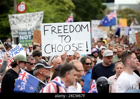 La gente partecipa a una marcia di protesta organizzata dalla Freedom and Rights Coalition per chiedere la fine delle restrizioni del Covid-19 e della vaccinazione obbligatoria a Christchurch, Nuova Zelanda, il 20 novembre 2021. Il novantuno per cento dei neozelandesi di età superiore ai 12 anni ha ricevuto la prima dose, e il 82 per cento è completamente vaccinato. Finora il paese ha riferito 9.652 casi e 38 morti entro novembre 19. (Foto di Sanka Vidanagama/NurPhoto) Foto Stock