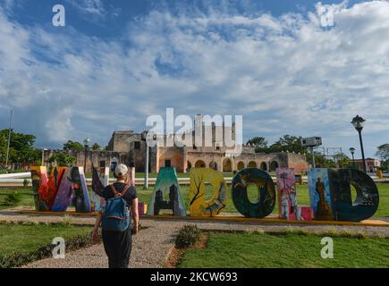 Lettere con il nome della città di Valladolid di fronte al Convento di San Bernardino de Siena. Mercoledì 17 novembre 2021 a Valladolid, Yucatan, Messico. (Foto di Artur Widak/NurPhoto) Foto Stock