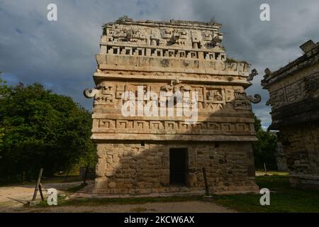 Un piccolo tempio che porta molte maschere nel complesso Las Monjas ('la Iglesia') all'interno del sito archeologico di Chichen Itza. Mercoledì 17 novembre 2021 a Chichen Itza, Yucatan, Messico. (Foto di Artur Widak/NurPhoto) Foto Stock